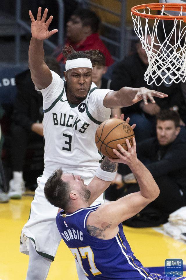 篮球丨NBA常规赛：雄鹿胜湖人