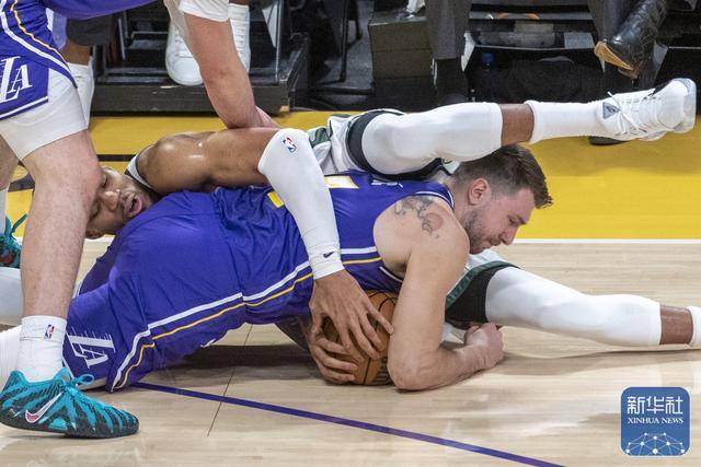 篮球丨NBA常规赛：雄鹿胜湖人