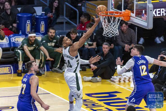 篮球丨NBA常规赛：雄鹿胜湖人