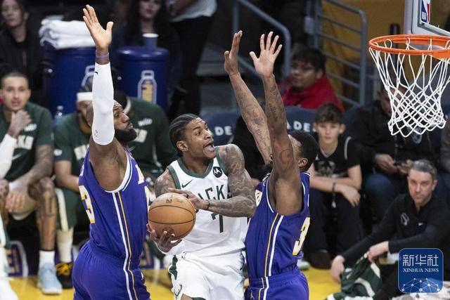 篮球丨NBA常规赛：雄鹿胜湖人