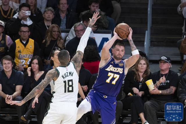 篮球丨NBA常规赛：雄鹿胜湖人