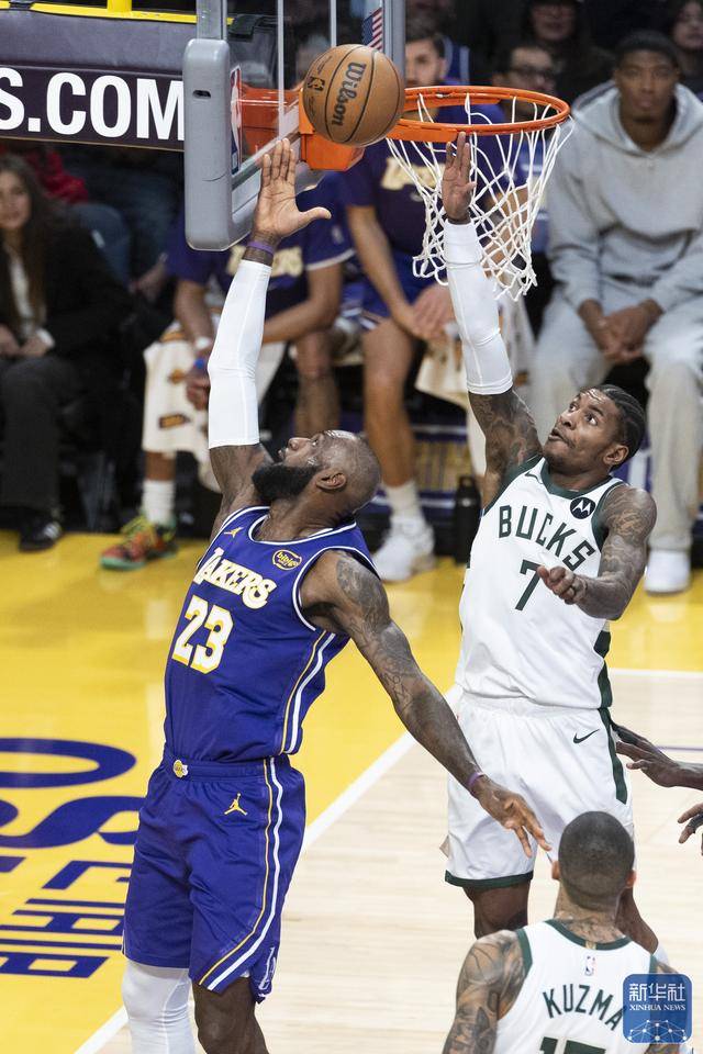 篮球丨NBA常规赛：雄鹿胜湖人